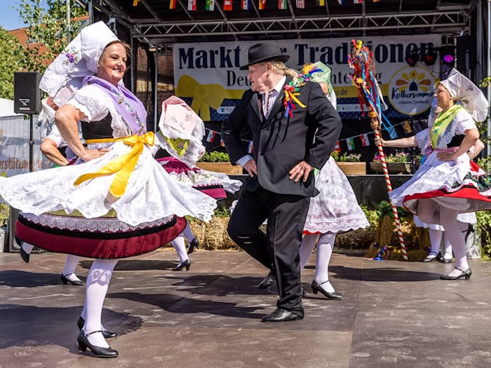 Beim Deutschen Trachtentag in Lübbenau im Spreewald können Brauchtum und traditionelle Kleidung bewundert werden. / Foto: Frank Hammerschmidt/dpa