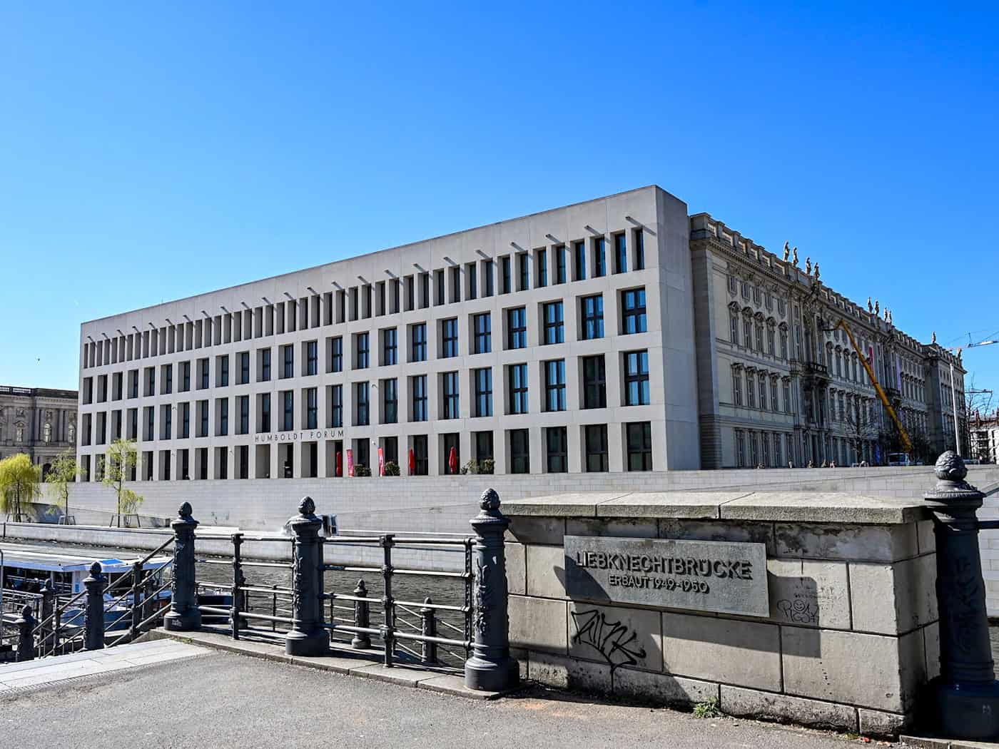 Die Hintergründe zu der Attacke am Humboldt Forum sind bislang unklar. (Archivbild) / Foto: Jens Kalaene/dpa