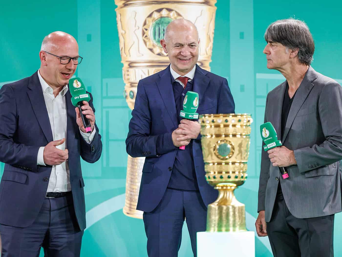 Ex-Bundestrainer Joachim Löw (r) bei der Übergabe des DFB-Pokals für das Finale in Berlin. / Foto: Andreas Gora/dpa