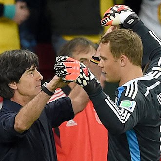 Manuel Neuer (r) war in der Amtszeit von Bundestrainer Joachim Löw immer die Nummer eins im Tor. (Archivbild) / Foto: picture alliance / dpa