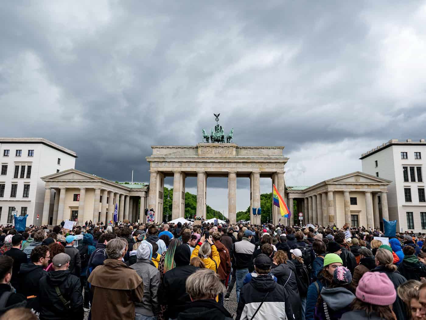 Hunderte Menschen haben bei der Demonstration «Männer gegen Gewalt» am Brandenburger Tor in Berlin mitgemacht. / Foto: Fabian Sommer/dpa