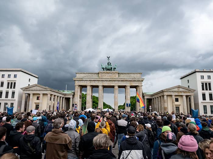 Hunderte Menschen haben bei der Demonstration «Männer gegen Gewalt» am Brandenburger Tor in Berlin mitgemacht. / Foto: Fabian Sommer/dpa