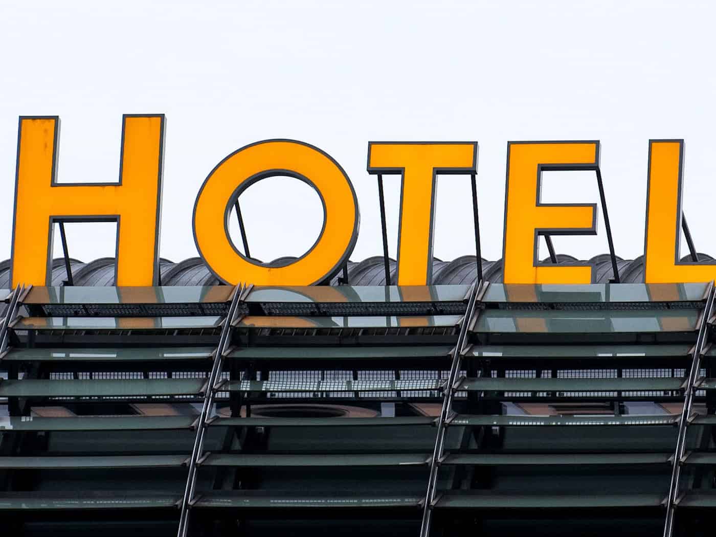 Mehr als ein Jahr wohnte ein Mann mit Frau und Kindern in einem Berliner Hotel. (Symbolbild) / Foto: Daniel Bockwoldt/dpa