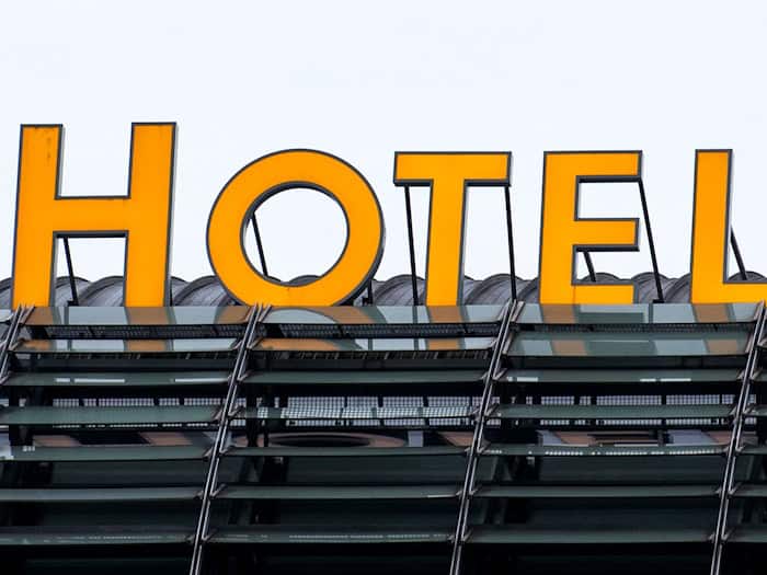 Mehr als ein Jahr wohnte ein Mann mit Frau und Kindern in einem Berliner Hotel. (Symbolbild) / Foto: Daniel Bockwoldt/dpa