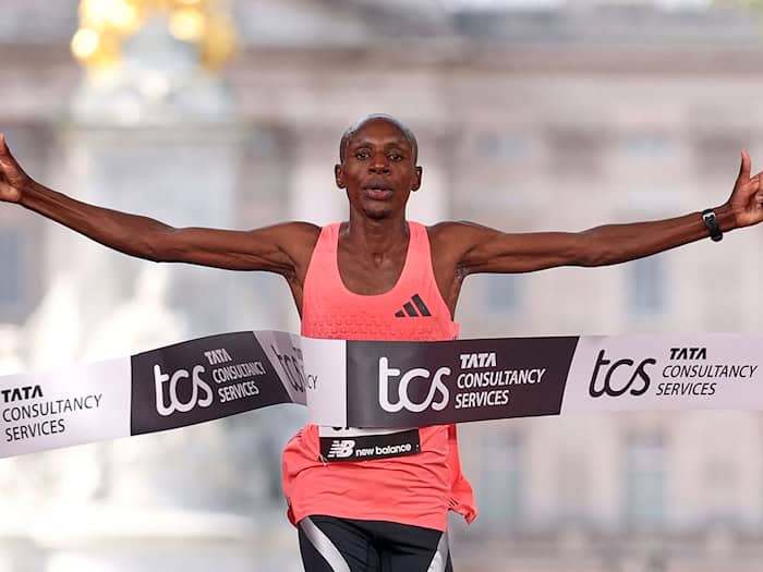 In London blieb Sabastian Sawe im April unter der Marke von zwei Stunden. (Archivbild) / Foto: Ian Walton/AP/dpa