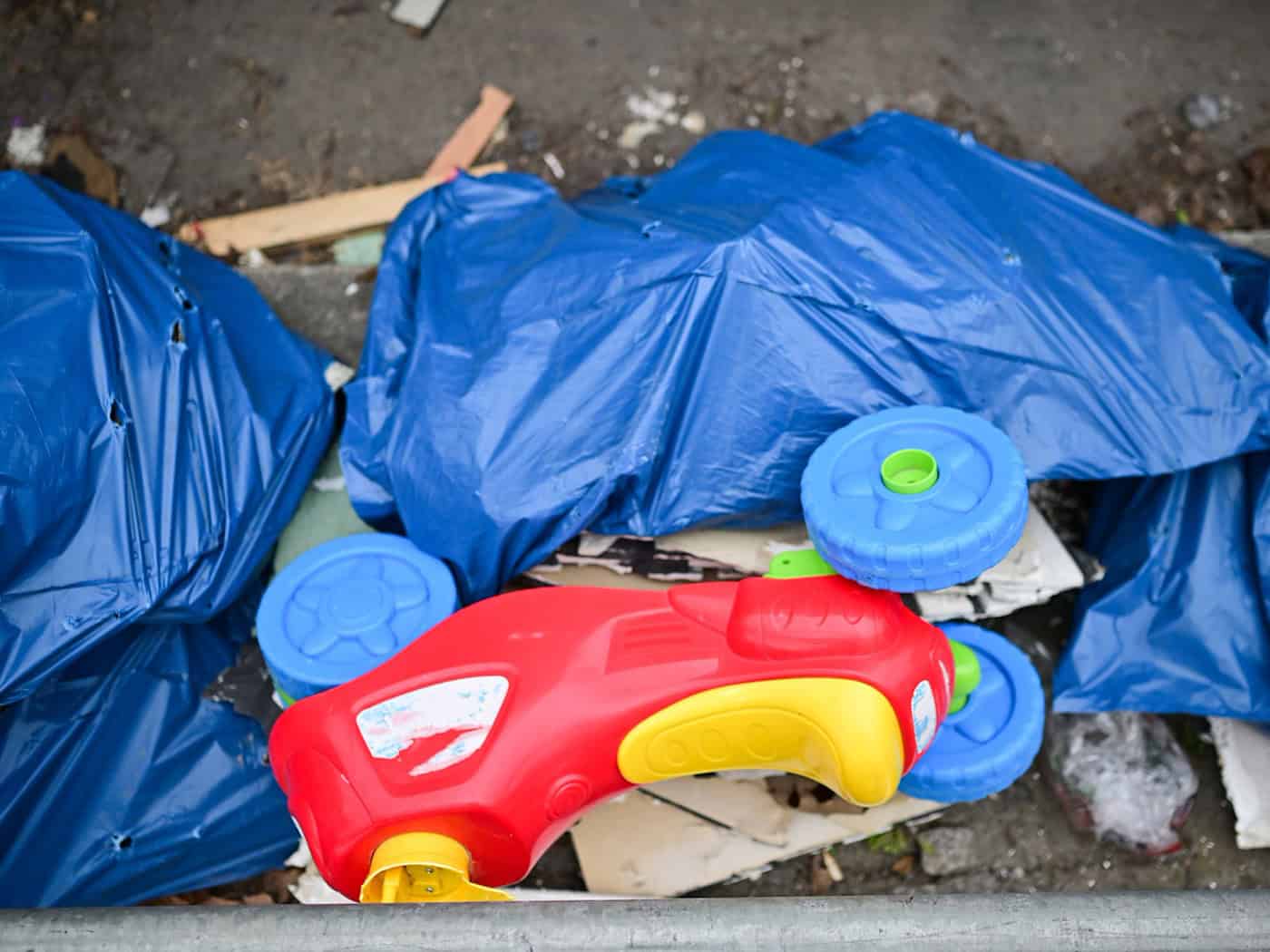 Die Straße als Halde? Müll in Neukölln.  / Foto: Sebastian Christoph Gollnow/dpa