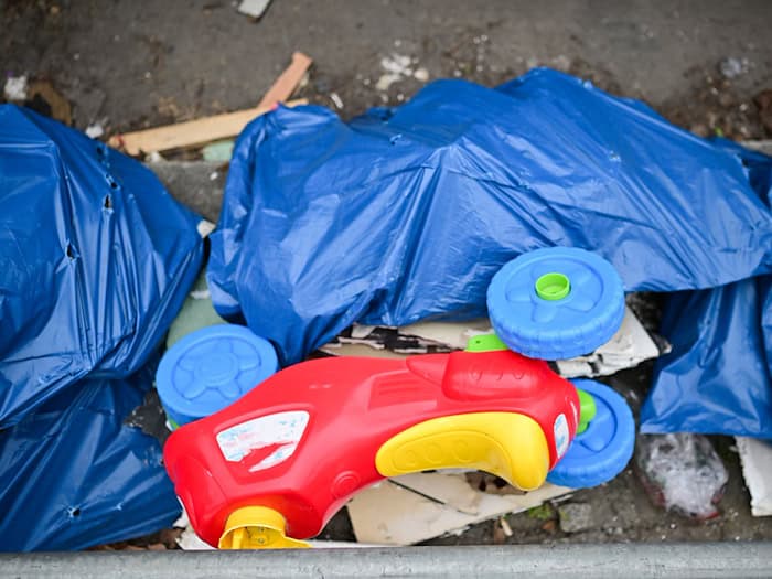 Die Straße als Halde? Müll in Neukölln.  / Foto: Sebastian Christoph Gollnow/dpa
