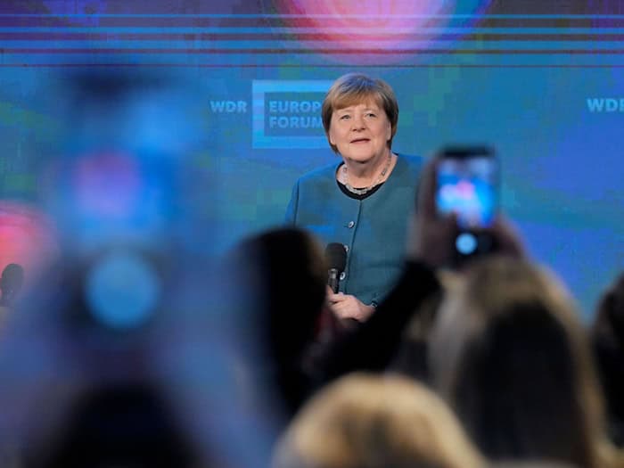 Ex-Bundeskanzlerin Angela Merkel (CDU) plädiert für ein Festhalten an bisherigen Beschlüssen zum Klimaschutz.  / Foto: Soeren Stache/dpa