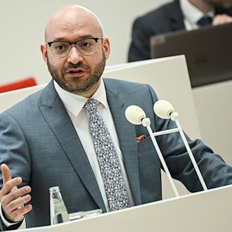 Der Brandenburger Minister für gesellschaftlichen Zusammenhalt, René Wilke (SPD), will die Integration verbessern. (Archivbild) / Foto: Britta Pedersen/dpa