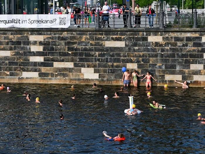 Mitschwimm-Demos gegen Badeverbot in der Spree starten