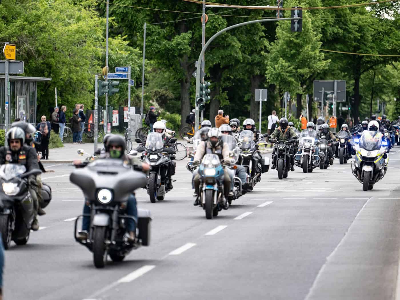 Die Motorradfahrer gedachten der toten Soldaten der Bundeswehr.  / Foto: Fabian Sommer/dpa