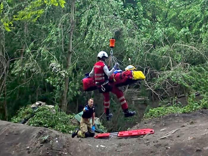 Die Notärzte seilten sich zum Patienten ab, stabilisierten ihn und verpackten ihn in einen speziellen Bergesack. / Foto: Feuerwehr Berlin/dpa