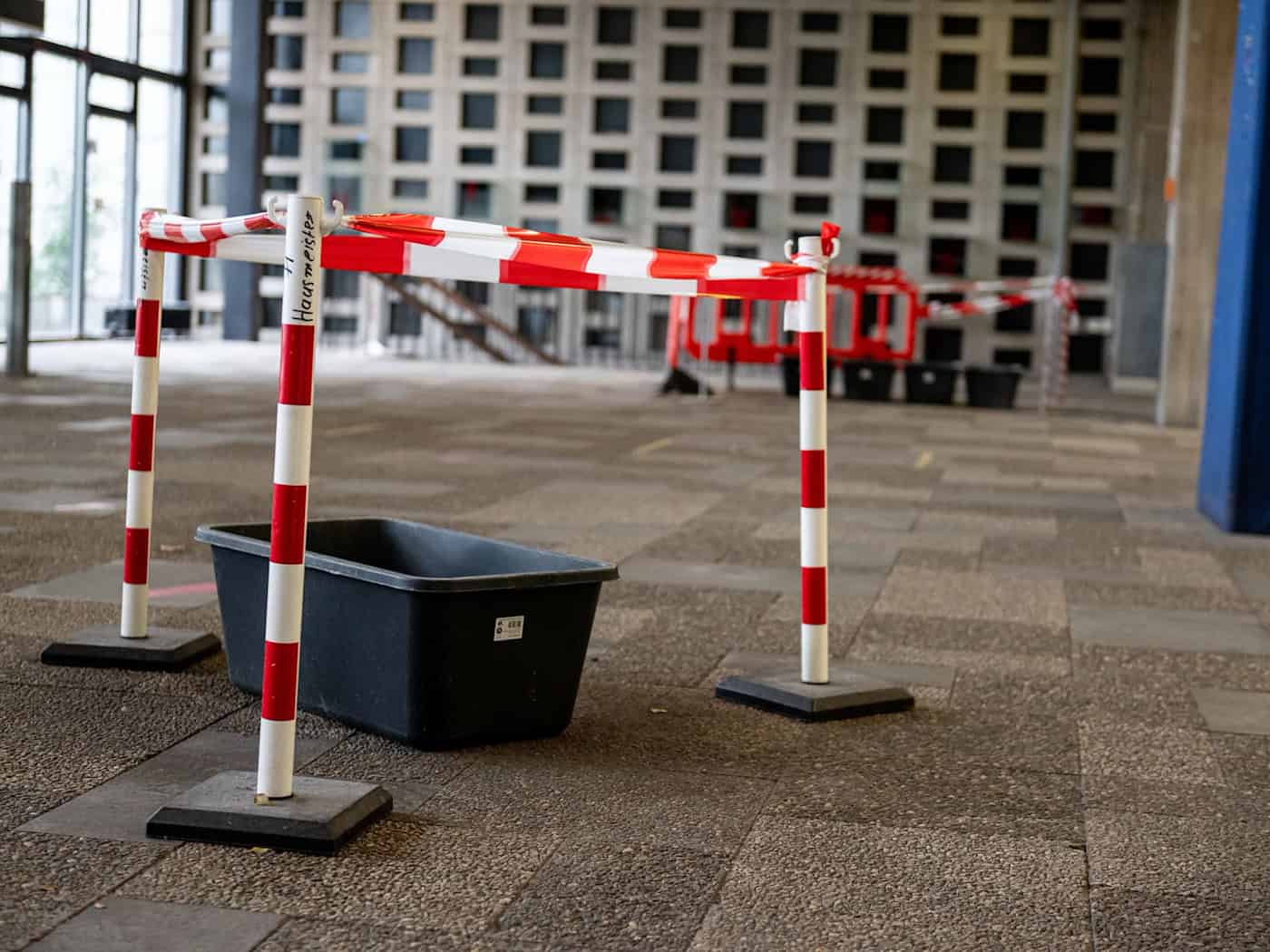 Wann das Hauptgebäude wieder öffnet, ist derzeit unklar. (Archivbild) / Foto: Fabian Sommer/dpa