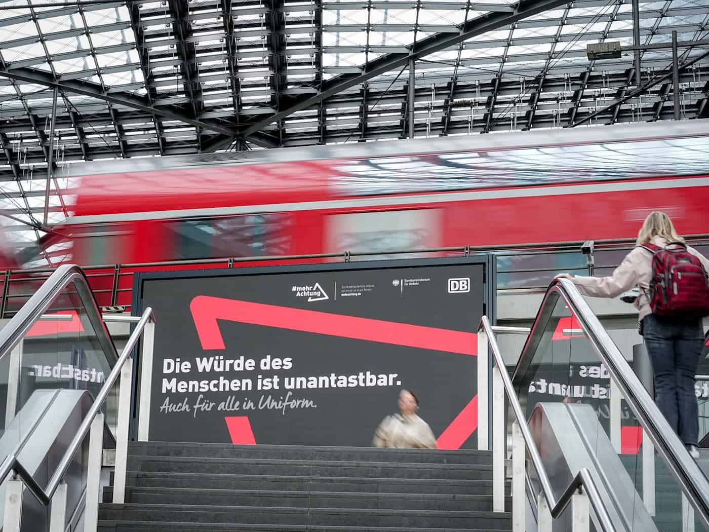 Neben Sicherheitsmaßnahmen sollen Plakate in Bahnhöfen und Bahnen für weniger Gewalt sorgen.  / Foto: Kay Nietfeld/dpa