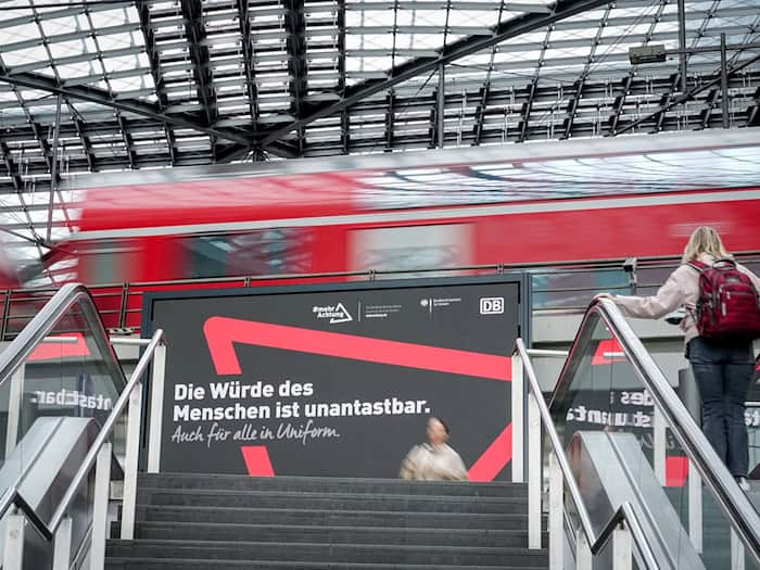Neben Sicherheitsmaßnahmen sollen Plakate in Bahnhöfen und Bahnen für weniger Gewalt sorgen.  / Foto: Kay Nietfeld/dpa