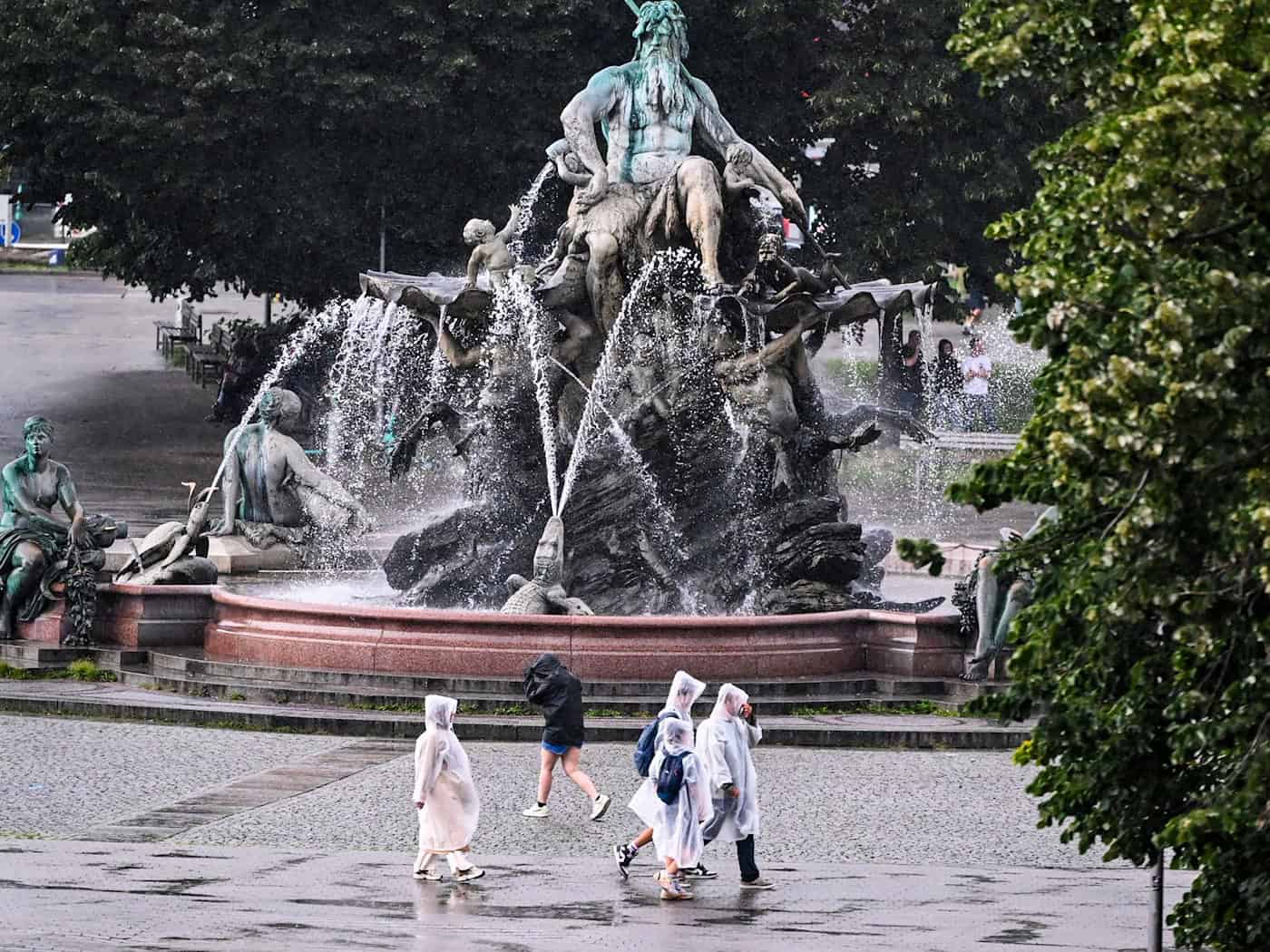 Der Neptunbrunnen vor dem Roten Rathaus wird saniert. (Archivbild) / Foto: Jens Kalaene/dpa