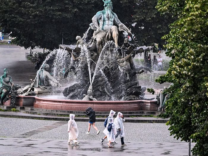 Der Neptunbrunnen vor dem Roten Rathaus wird saniert. (Archivbild) / Foto: Jens Kalaene/dpa
