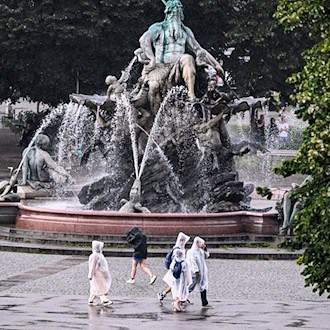 Der Neptunbrunnen vor dem Roten Rathaus wird saniert. (Archivbild) / Foto: Jens Kalaene/dpa