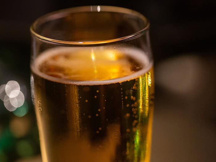 Beim «Pint of Science» ist Bier natürlich keine Pflicht - es geht auch jedes andere Getränk. / Foto: Fernando Gutierrez-Juarez/dpa