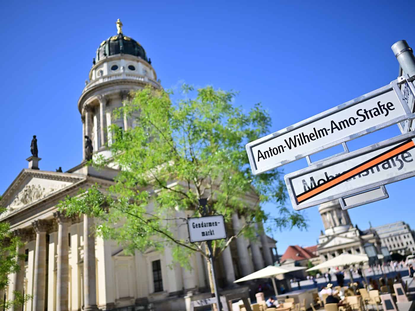 Die Mohrenstraße in Berlin-Mitte ist bereits im vergangenen Sommer umbenannt worden. (Archivbild)  / Foto: Sebastian Gollnow/dpa