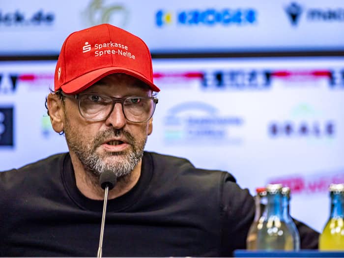Trainer Claus-Dieter Wollitz will mit Energie Cottbus Platz zwei verteidigen. (Archivbild) / Foto: Frank Hammerschmidt/dpa