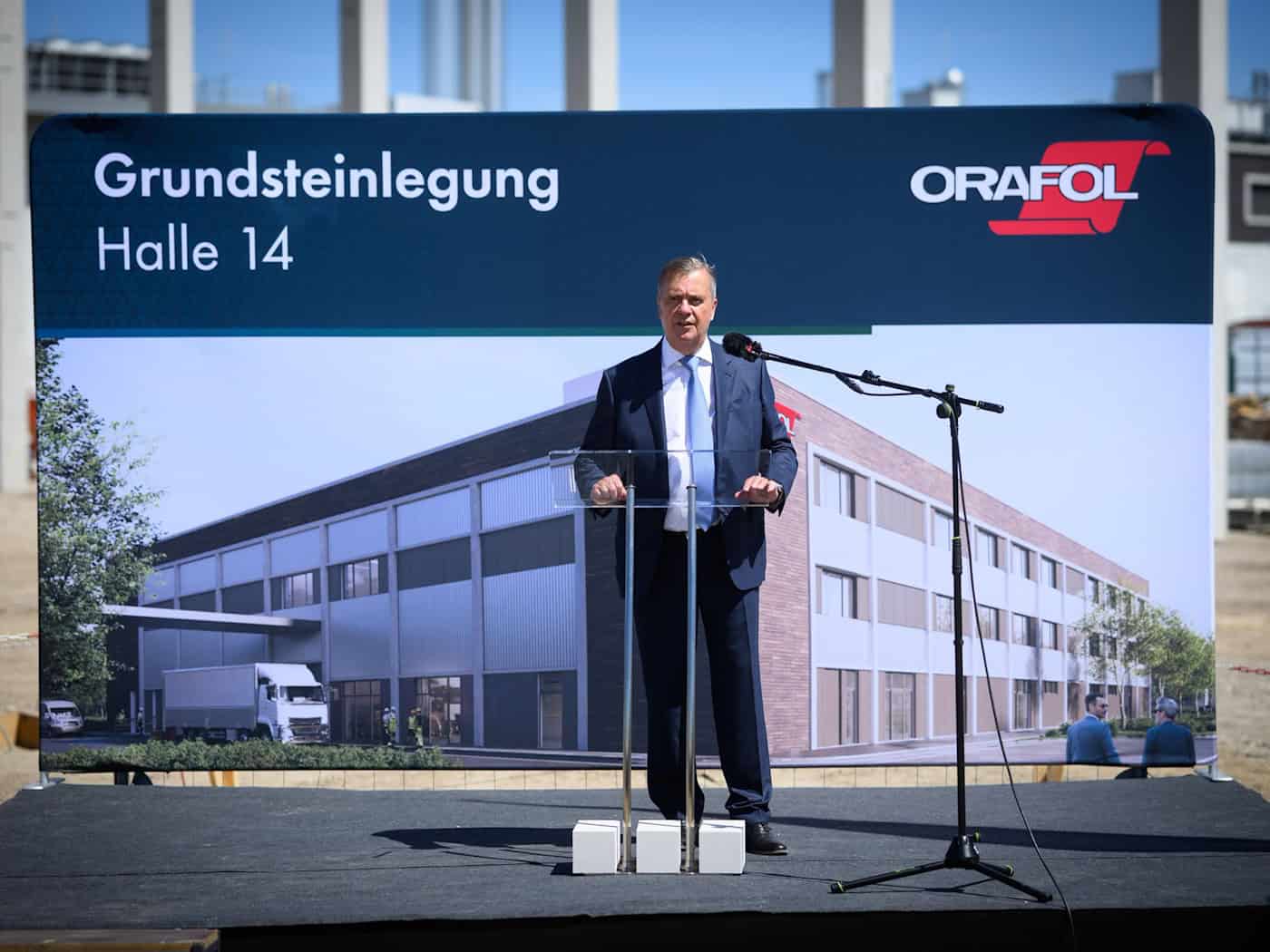 Der Chef von Orafol, Holger Loclair, setzt Erweiterungspläne am Stammsitz Oranienburg um.  / Foto: Bernd von Jutrczenka/dpa