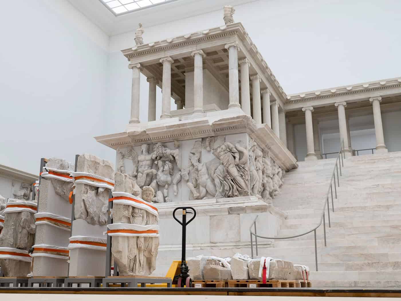 Derzeit für Besucher geschlossen: der berühmte Pergamonaltar. (Archivbild) / Foto: Markus Lenhardt/dpa
