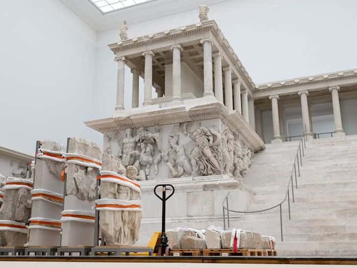 Derzeit für Besucher geschlossen: der berühmte Pergamonaltar. (Archivbild) / Foto: Markus Lenhardt/dpa