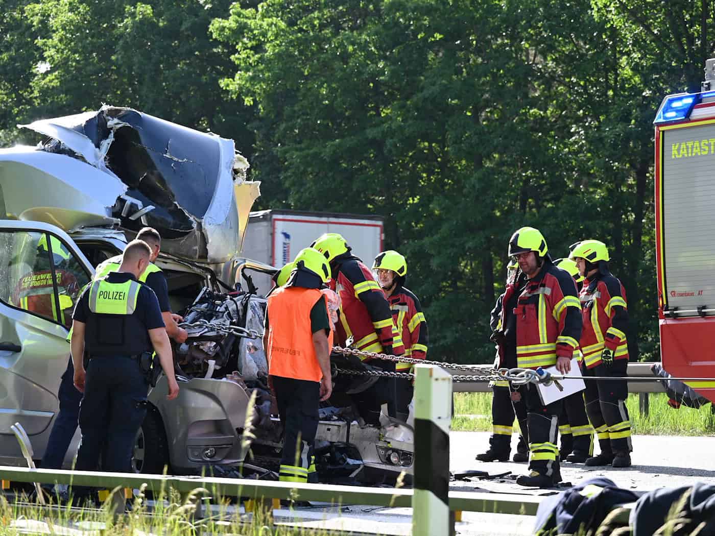 Pferdetransporter fährt auf Wohnmobil - ein Mensch tot