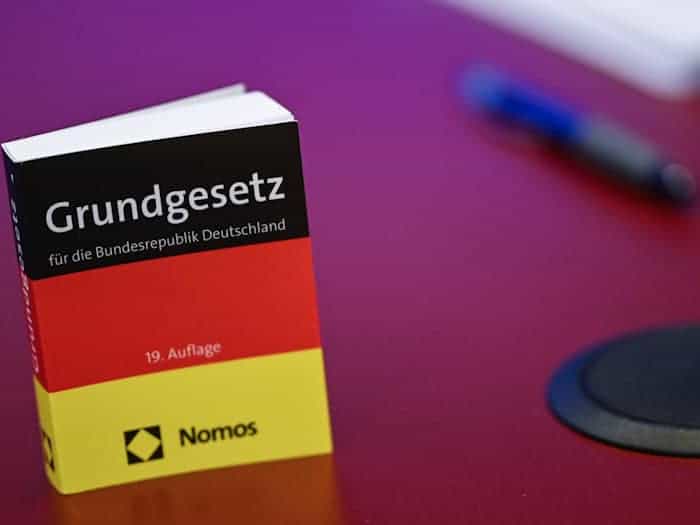 Das Grundgesetz als Verfassung für die Bundesrepublik Deutschland wurde am 23. Mai 1949 verkündet. (Symbolbild) / Foto: Britta Pedersen/dpa