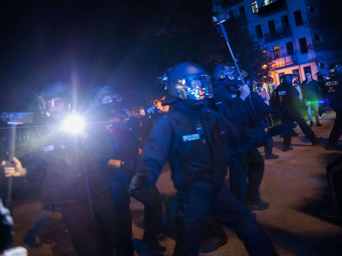 Die Polizei ist seit der Walpurgisnacht wegen Demonstrationen im Einsatz. Bleibt die große 1. Mai-Demonstration in Kreuzberg und Neukölln weitgehend gewaltfrei?  / Foto: Carsten Koall/dpa