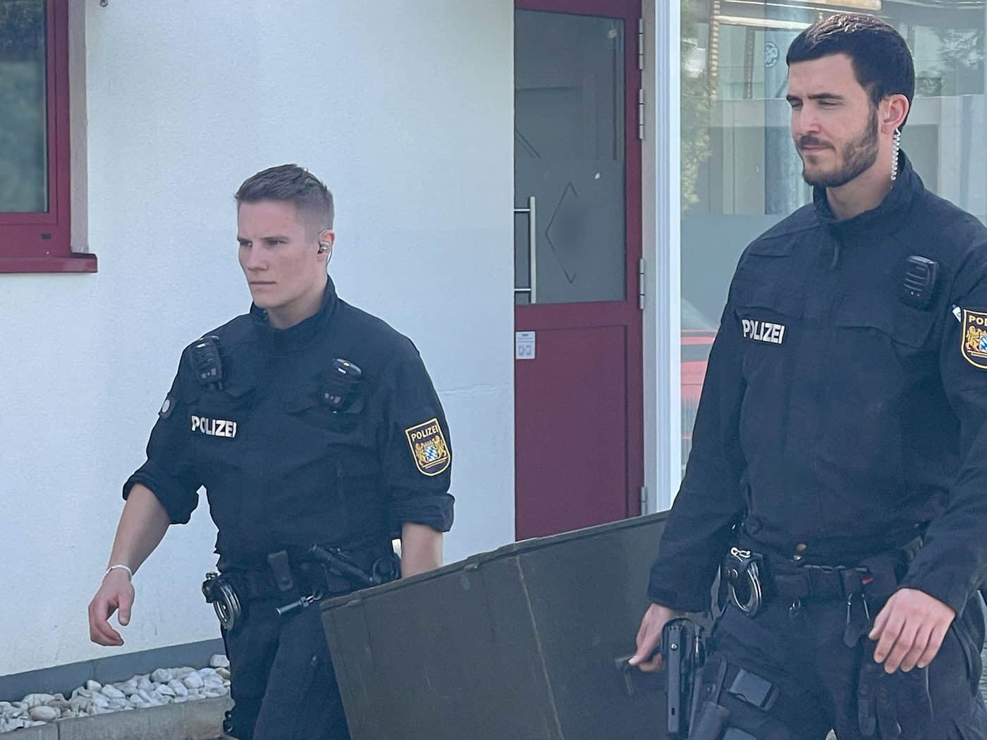 Bayerische Ermittler durchsuchten das weitläufige Grundstück am Dienstagmorgen. / Foto: -/Bayerisches Landeskriminalamt/dpa