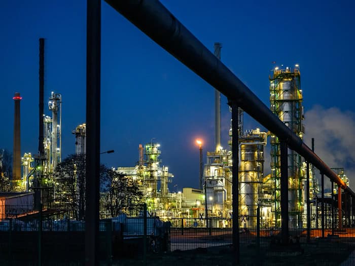 Die den Nordosten Deutschlands mit Treibstoff versorgende PCK Schwedt wird ab Mai nicht mehr auf kasachisches Öl aus der Pipeline Druschba zurückgreifen können. (Archivbild) / Foto: Patrick Pleul/dpa