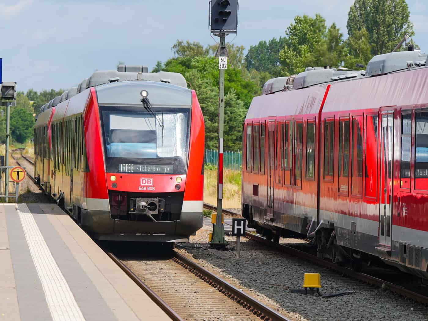 In einer Regionalbahn kommt es zu einem assistischen Zwischenfall, der nach einem Video in den sozialen Medien eine Debatte um Zivilcourage auslöst. (Symbolbild) / Foto: Soeren Stache/dpa