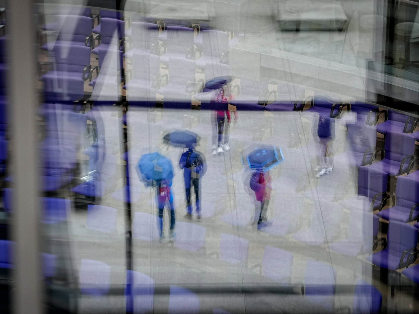 In den nächsten Tagen sollte man den Regenschirm nicht zu Hause lassen- Schauer und Gewitter sind vom DWD angekündigt. (Symbolbild) / Foto: Kay Nietfeld/dpa