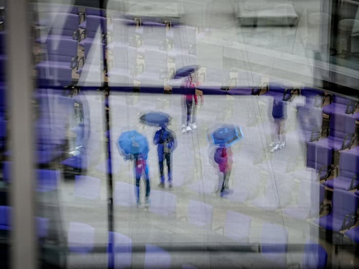 In den nächsten Tagen sollte man den Regenschirm nicht zu Hause lassen- Schauer und Gewitter sind vom DWD angekündigt. (Symbolbild) / Foto: Kay Nietfeld/dpa