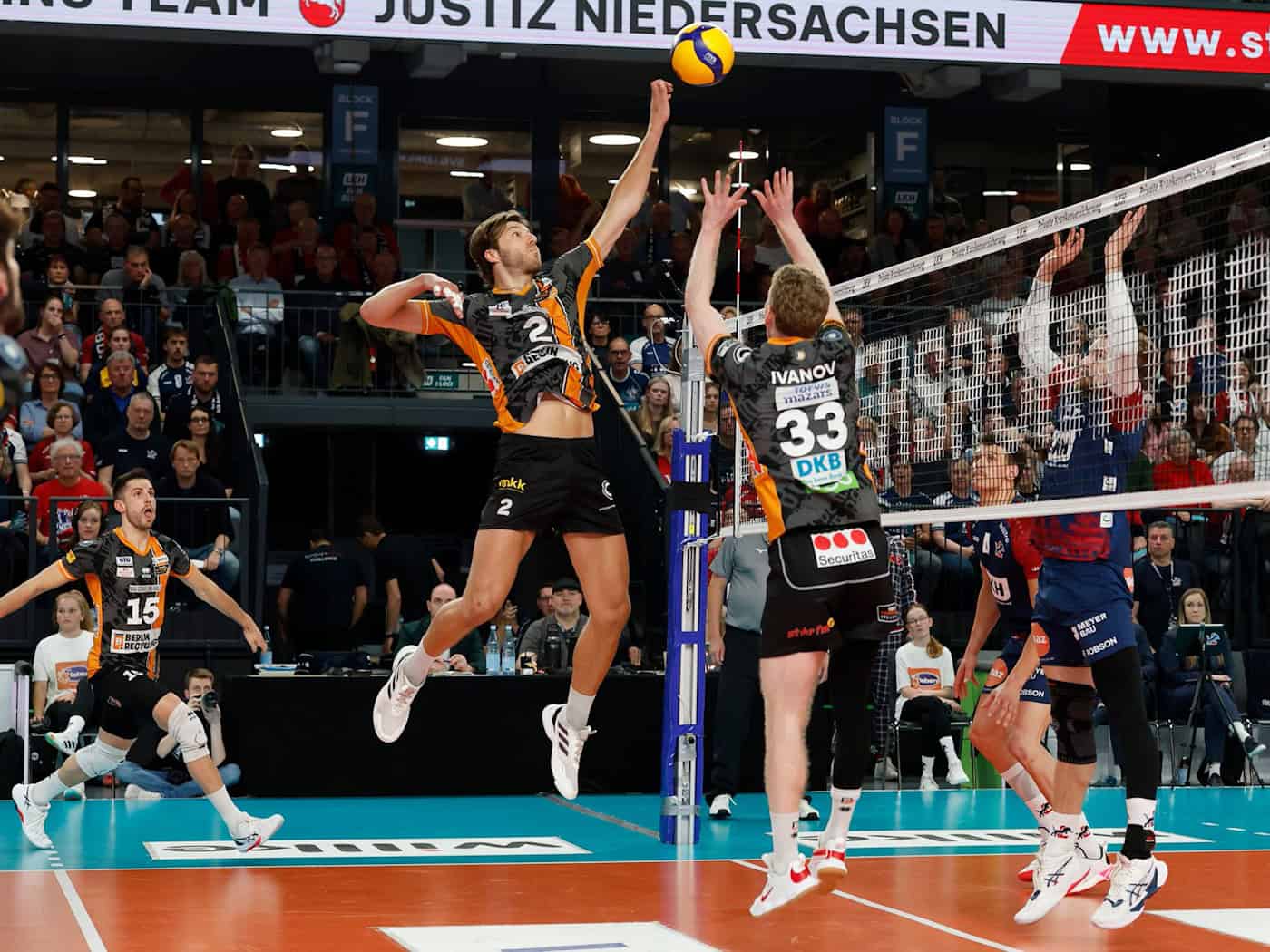 Der Berliner Matthew Knigge (M) verwertet einen Pass von Zuspieler Fedor Ivanov. / Foto: Georg Wendt/dpa