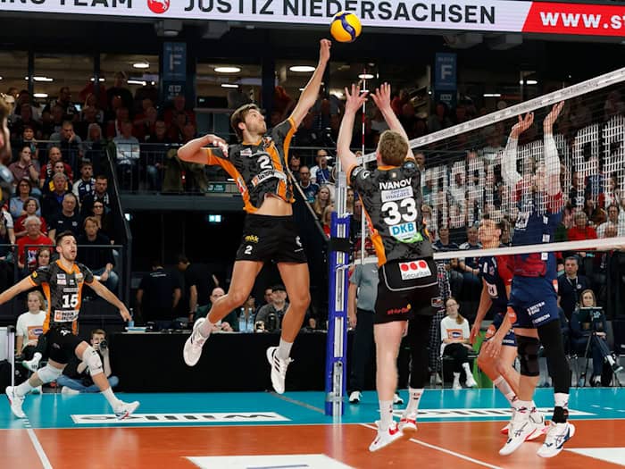 Der Berliner Matthew Knigge (M) verwertet einen Pass von Zuspieler Fedor Ivanov. / Foto: Georg Wendt/dpa
