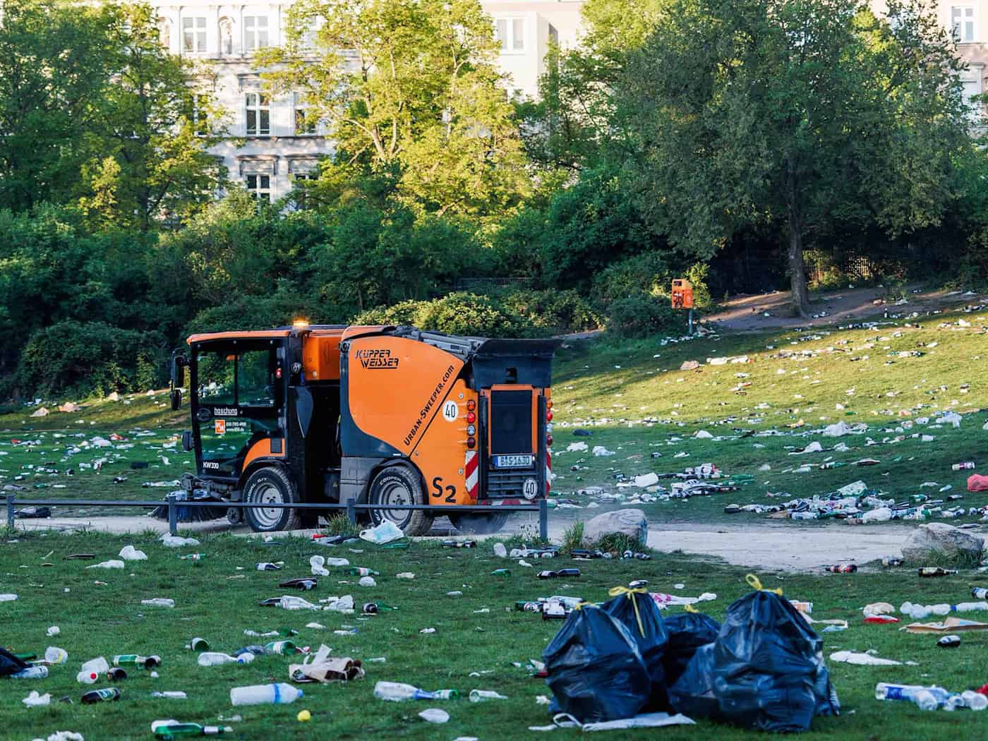 Nach dem 1. Mai mit Zehntausenden feiernden Menschen in Berlin-Kreuzberg sind Teile des Bezirks vermüllt.  / Foto: Carsten Koall/dpa