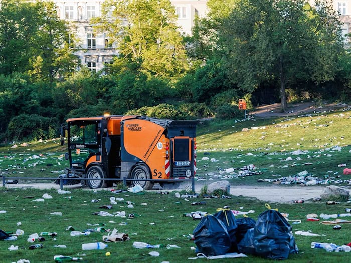 Nach dem 1. Mai mit Zehntausenden feiernden Menschen in Berlin-Kreuzberg sind Teile des Bezirks vermüllt.  / Foto: Carsten Koall/dpa