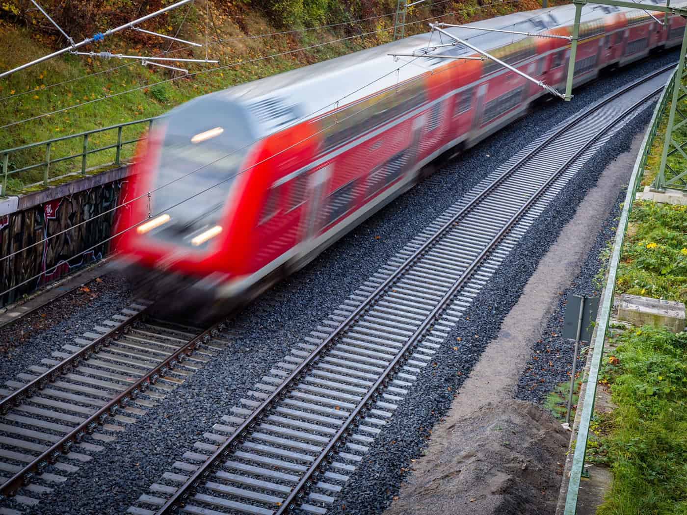 Nach gut neunmonatiger Generalsanierung soll der erste Personenzug am Freitag um kurz vor 5.00 Uhr morgens von Schwerin nach Hamburg fahren. (Archivbild) / Foto: Jens Büttner/Deutsche Presse-Agentur GmbH/dpa