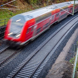 Nach gut neunmonatiger Generalsanierung soll der erste Personenzug am Freitag um kurz vor 5.00 Uhr morgens von Schwerin nach Hamburg fahren. (Archivbild) / Foto: Jens Büttner/Deutsche Presse-Agentur GmbH/dpa