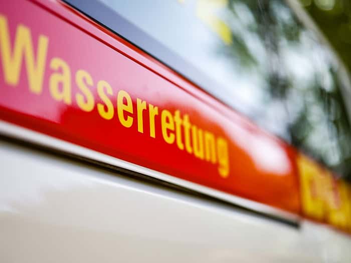 Saunafloß brennt auf Müggelsee - fünf Verletzte