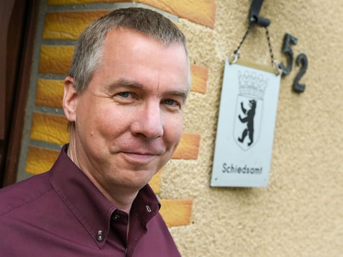 Malte Priesmeyer ist Vorsitzender der Berliner Schiedspersonen. / Foto: Jens Kalaene/dpa