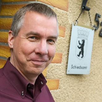 Malte Priesmeyer ist Vorsitzender der Berliner Schiedspersonen. / Foto: Jens Kalaene/dpa