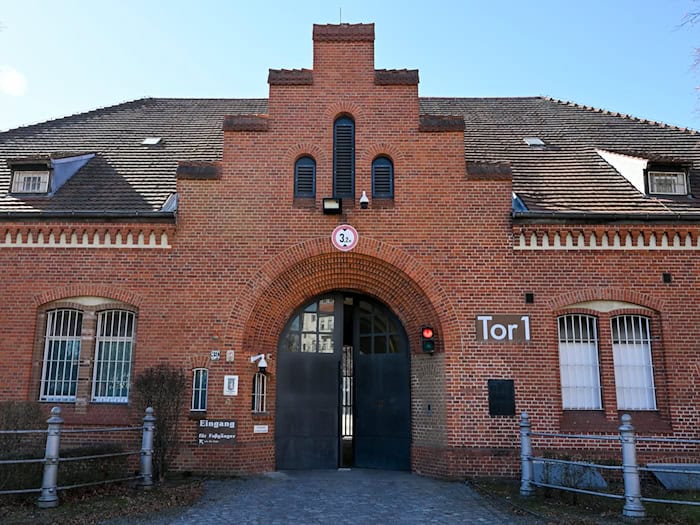 Beim Frühlingsbasar der JVA Tegel gibt es ein breites Angebot. (Archivbild)  / Foto: Jens Kalaene/dpa