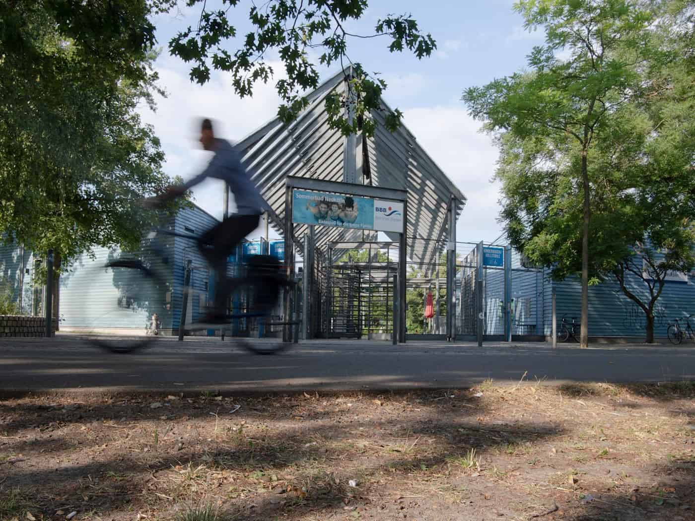 Solange das Sommerbad zu ist, bleibt das Stadtbad Neukölln geöffnet. (Archivbild) / Foto: Paul Zinken/dpa