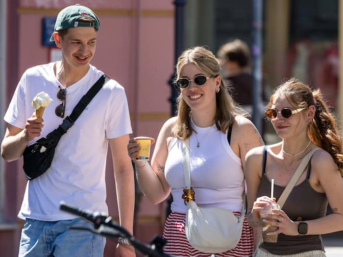 Ein Eis in der Hand und ein Lächeln im Gesicht. Sonne erfreut die Gemüter. (Symbolbild) / Foto: Frank Hammerschmidt/dpa