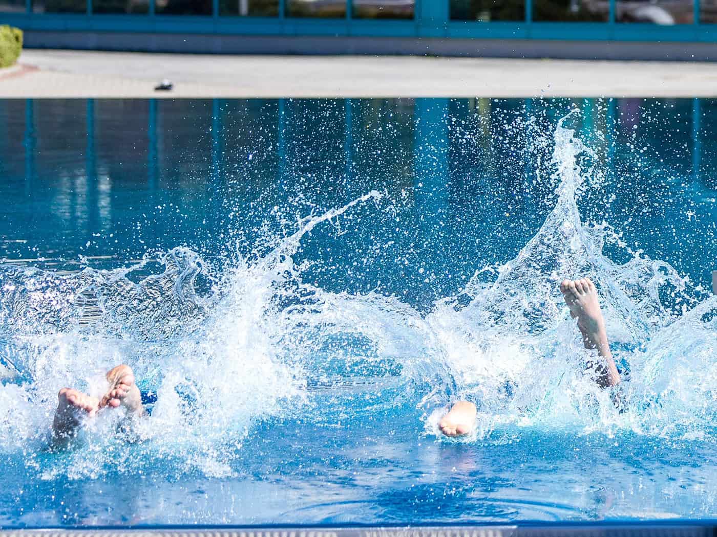 Ein Sprung ins kalte Wasser: Erste Freibadrunden sind schon möglich, wie hier in der Cottbuser «Lagune». Auch Berlin startete am 1. Mai in die Freibad-Saison, aber noch nicht alle Bäder haben geöffnet.  / Foto: Frank Hammerschmidt/dpa