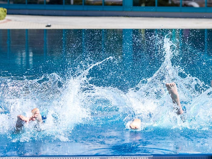 Ein Sprung ins kalte Wasser: Erste Freibadrunden sind schon möglich, wie hier in der Cottbuser «Lagune». Auch Berlin startete am 1. Mai in die Freibad-Saison, aber noch nicht alle Bäder haben geöffnet.  / Foto: Frank Hammerschmidt/dpa